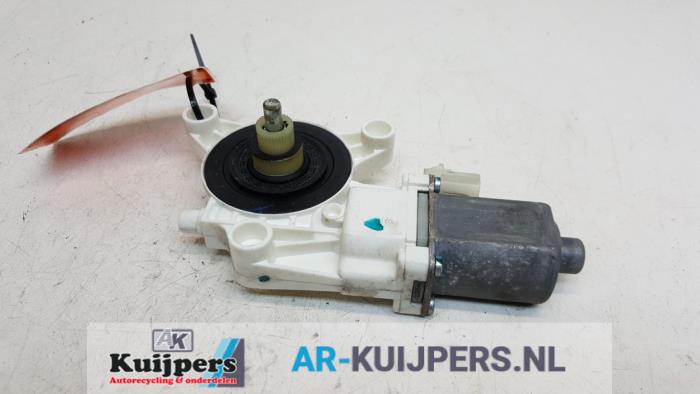 Usados Motor de ventanilla de puerta Dodge Avenger (JS) 2.0 16V Precio € 15,00 Norma de margen ofrecido por Autorecycling Kuijpers