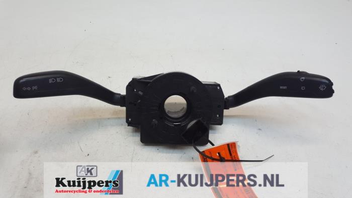 Steering column stalk from a Volkswagen Polo IV (9N1/2/3) 1.2 2006
