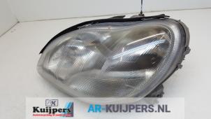 Używane Reflektor lewy Mercedes S (W220) 3.2 S-320 18V Cena € 95,00 Procedura marży oferowane przez Autorecycling Kuijpers