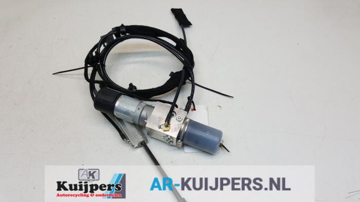 Motor for power tailgate closer from a Volvo XC70 (BZ) 2.4 D5 20V AWD 2008