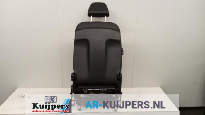 Seat, left from a Mercedes-Benz A (W169) 2.0 A-180 CDI 16V 5-Drs. 2005