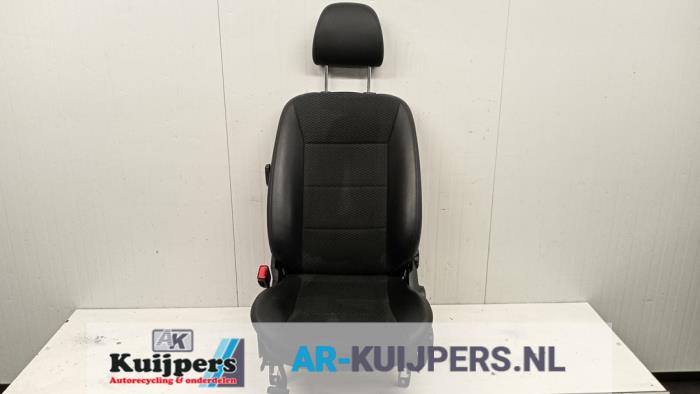 Seat, left from a Mercedes-Benz A (W169) 2.0 A-180 CDI 16V 5-Drs. 2005