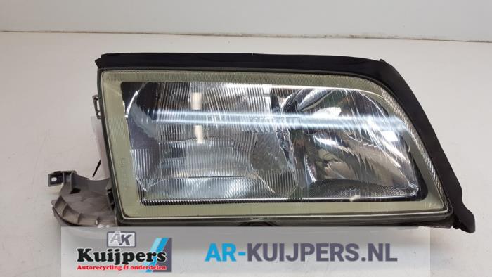 Używane Reflektor prawy Mercedes C Combi (S202) 2.2 C-220 TD 16V Cena € 20,00 Procedura marży oferowane przez Autorecycling Kuijpers