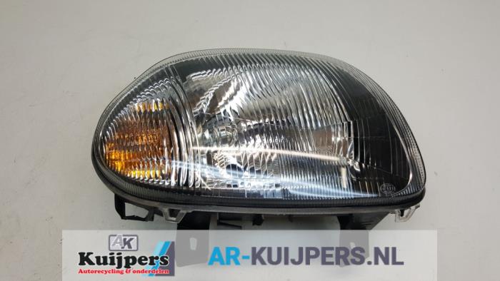 Używane Reflektor prawy Renault Clio II (BB/CB) 1.6 Autom. Cena € 35,00 Procedura marży oferowane przez Autorecycling Kuijpers