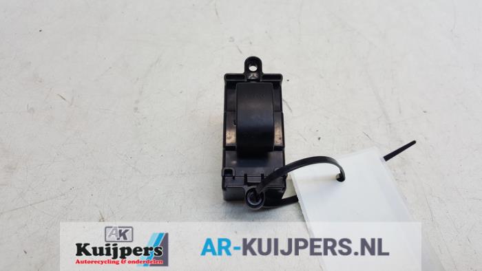 Usados Interruptor de ventanilla eléctrica Mazda RX-8 (SE17) 1.3 Renesis Precio € 19,00 Norma de margen ofrecido por Autorecycling Kuijpers