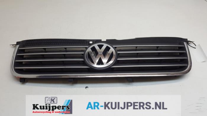 Używane Grill Volkswagen Passat (3B3) 1.8 Turbo 20V Cena € 49,00 Procedura marży oferowane przez Autorecycling Kuijpers