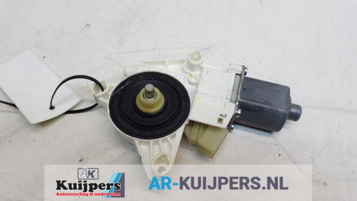 Usados Motor de ventanilla de puerta Mercedes ML II (164/4JG) 3.0 ML-280 CDI 4-Matic V6 24V Precio € 15,00 Norma de margen ofrecido por Autorecycling Kuijpers