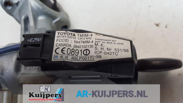 Cerradura de contacto y llave de un Toyota Yaris (P1) 1.3 16V VVT-i 2001