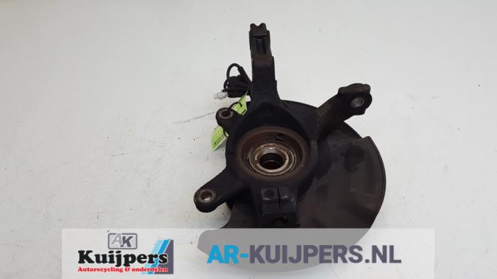 Knuckle, front right from a Suzuki SX4 (EY/GY) 1.6 16V VVT Comfort,Exclusive Autom. 2006