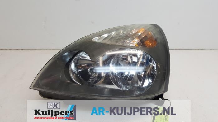 Używane Reflektor lewy Renault Clio II (BB/CB) 1.2 16V Cena € 20,00 Procedura marży oferowane przez Autorecycling Kuijpers