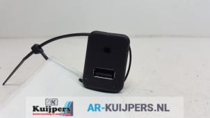 Używane Zlacze AUX/USB Opel Corsa D 1.2 16V Cena € 15,00 Procedura marży oferowane przez Autorecycling Kuijpers