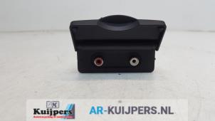 Używane Zlacze AUX/USB Renault Twingo II (CN) 1.5 dCi 90 FAP Cena € 15,00 Procedura marży oferowane przez Autorecycling Kuijpers