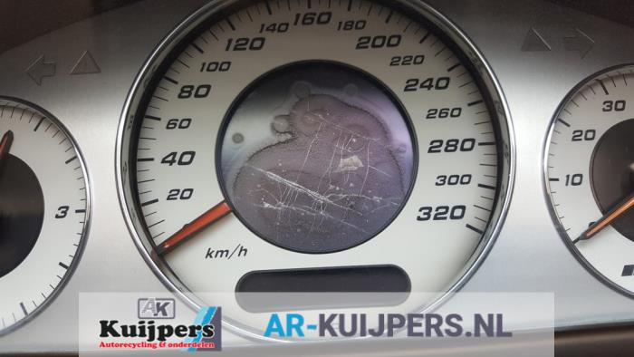 Cuentakilómetros de un Mercedes-Benz CLK (W209) 5.4 55 AMG V8 24V 2004