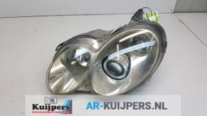 Używane Reflektor lewy Mercedes CLK (W209) 5.4 55 AMG V8 24V Cena € 350,00 Procedura marży oferowane przez Autorecycling Kuijpers