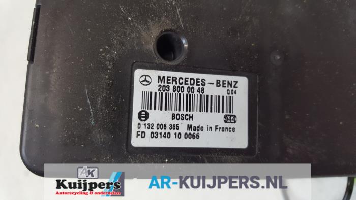 Electric central locking vacuum pump from a Mercedes-Benz CLK (W209) 5.4 55 AMG V8 24V 2004