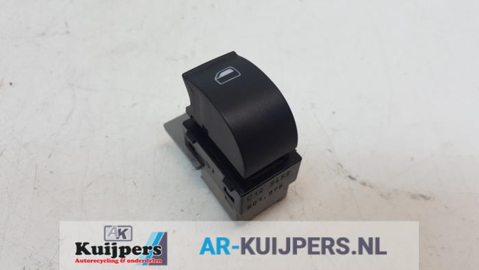 Usados Interruptor de ventanilla eléctrica Audi RS 6 (C5) RS6 4.2 V8 40V Biturbo Precio € 15,00 Norma de margen ofrecido por Autorecycling Kuijpers