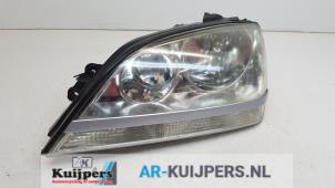 Used Headlight, left Kia Sorento I (JC) 2.5 CRDi 16V Price € 39,00 Margin scheme offered by Autorecycling Kuijpers