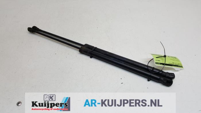 Set of tailgate gas struts from a Volkswagen Polo IV (9N1/2/3) 1.4 16V 75 2006