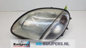 Używane Reflektor lewy Mercedes SLK (R170) 2.0 200 16V Cena € 90,00 Procedura marży oferowane przez Autorecycling Kuijpers