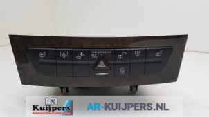 Usados Cambiador de CD Mercedes E (W211) 5.0 E-500 V8 24V Precio € 55,00 Norma de margen ofrecido por Autorecycling Kuijpers