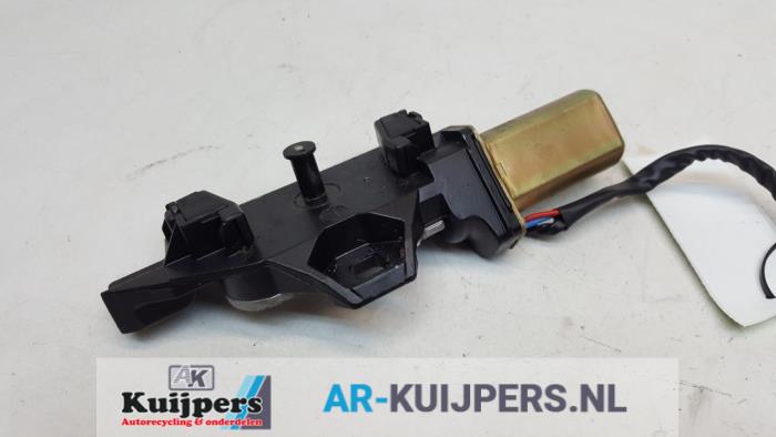 Używane Silnik tylnej klapy BMW 7 serie (E65/E66/E67) 760i,Li 6.0 V12 48V Cena € 20,00 Procedura marży oferowane przez Autorecycling Kuijpers