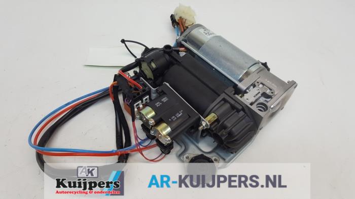 Air pump (suspension) from a BMW 7 serie (E65/E66/E67) 760i,Li 6.0 V12 48V 2003
