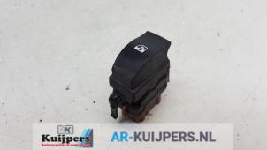 Używane Przelacznik elektrycznej szyby Opel Vivaro 2.0 CDTI Cena € 10,00 Procedura marży oferowane przez Autorecycling Kuijpers