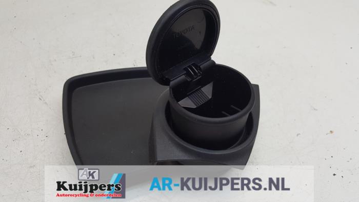 Begagnade Askkopp, fram Toyota Yaris II (P9) 1.3 16V VVT-i Pris € 15,00 Marginaltabell erbjuds av Autorecycling Kuijpers