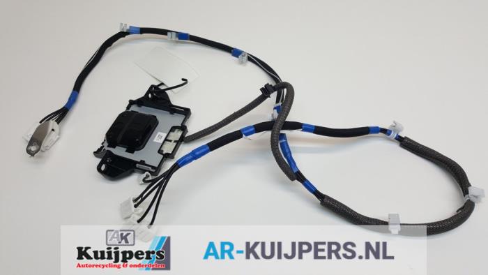 Używane Antena GPS Lexus RX (L2) 450h, 450h L V6 24V VVT-i AWD Cena € 50,00 Procedura marży oferowane przez Autorecycling Kuijpers