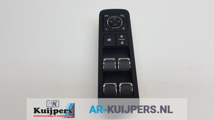 Usados Interruptor de ventanilla eléctrica Lexus RX (L2) 450h, 450h L V6 24V VVT-i AWD Precio € 50,00 Norma de margen ofrecido por Autorecycling Kuijpers