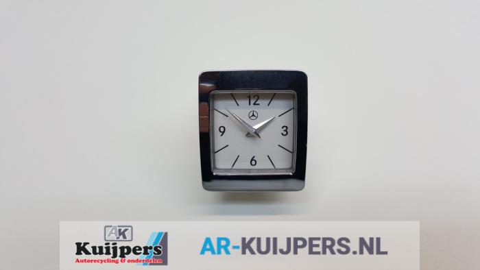 Begagnade Klocka Mercedes E Estate (S212) E-350 CDI V6 24V BlueEfficiency 4-Matic Pris € 35,00 Marginaltabell erbjuds av Autorecycling Kuijpers