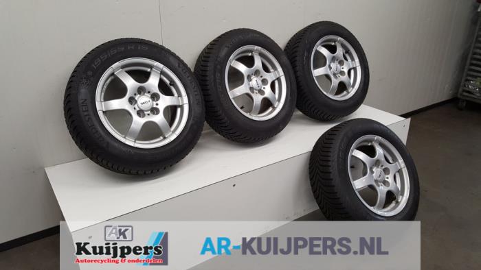 Set of wheels + winter tyres from a Volkswagen Golf V (1K1) 1.6 FSI 16V 2008