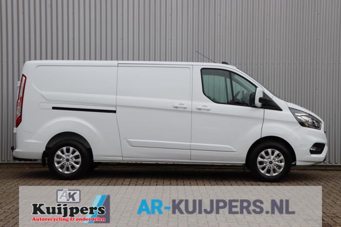 Right side of bodywork from a Ford Transit Custom 2.0 TDCi 16V Eco Blue 105 2016