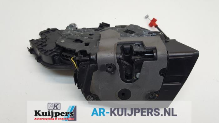 Rear door mechanism 4-door, right from a Land Rover Discovery Sport (LC) 2.0 eD4 150 16V 2017