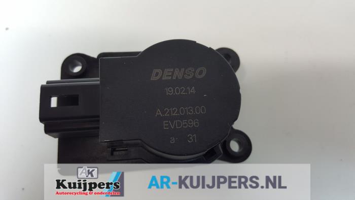 Heater valve motor from a Citroën C4 Picasso (3D/3E) 1.6 e-HDi 115 2014