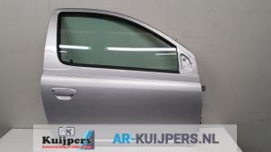 Używane Drzwi prawe wersja 2-drzwiowa Toyota Yaris (P1) 1.0 16V VVT-i Cena € 74,00 Procedura marży oferowane przez Autorecycling Kuijpers