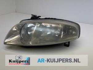 Używane Reflektor lewy Alfa Romeo GT (937) 2.0 JTS 16V Cena € 70,00 Procedura marży oferowane przez Autorecycling Kuijpers