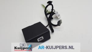 Używane Zlacze AUX/USB Peugeot 308 SW (L4/L9/LC/LJ/LR) 1.2 12V e-THP PureTech 110 Cena € 19,00 Procedura marży oferowane przez Autorecycling Kuijpers