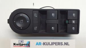Usados Interruptor combinado de ventanillas Opel Zafira (M75) 2.2 16V Direct Ecotec Precio € 29,00 Norma de margen ofrecido por Autorecycling Kuijpers