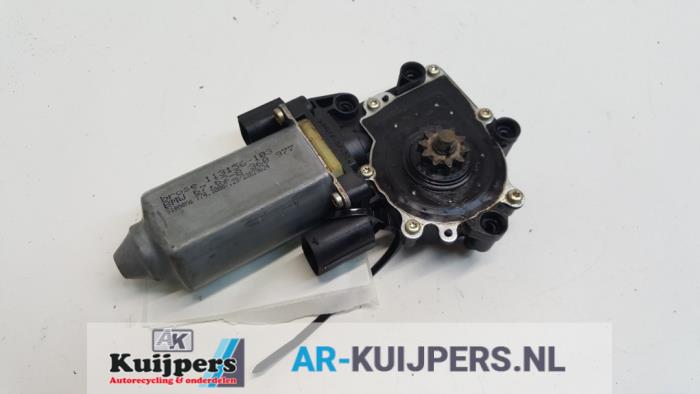 Door window motor from a BMW 3 serie Compact (E36/5) 316i 1999