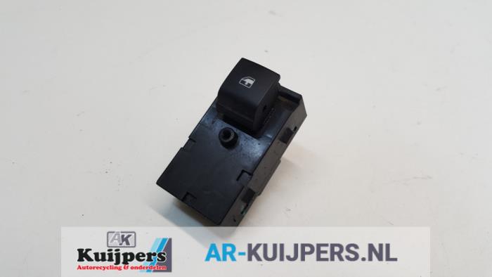 Electric window switch from a Chevrolet Cruze (300) 1.8 16V VVT 2010