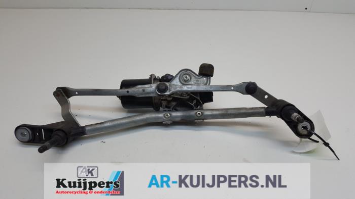 Wiper motor + mechanism from a Renault Clio III (BR/CR) 1.2 16V TCe 100 2007