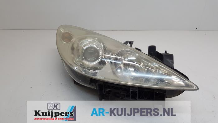 Używane Reflektor prawy Peugeot 307 SW (3H) 2.0 16V Cena € 45,00 Procedura marży oferowane przez Autorecycling Kuijpers