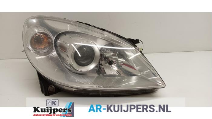 Używane Reflektor prawy Mercedes B (W245) 2.0 B-180 CDI 16V Cena € 48,40 Z VAT oferowane przez Autorecycling Kuijpers