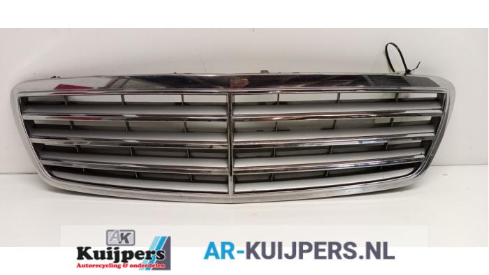 Używane Grill Mercedes C (W203) 1.8 C-180K 16V Cena € 24,00 Procedura marży oferowane przez Autorecycling Kuijpers