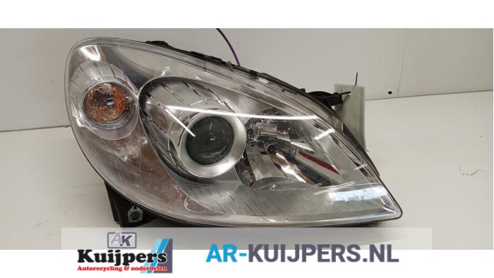 Używane Reflektor prawy Mercedes B (W245) 1.7 B-170 16V Cena € 60,00 Procedura marży oferowane przez Autorecycling Kuijpers
