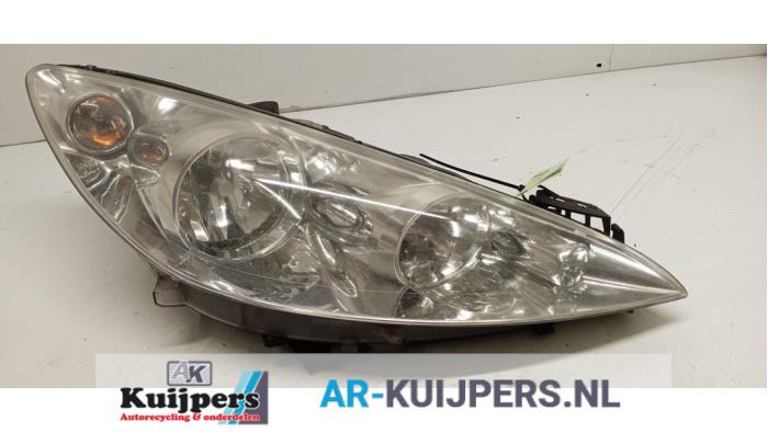 Używane Reflektor prawy Peugeot 308 SW (4E/H) 1.6 16V THP 175 Cena € 30,00 Procedura marży oferowane przez Autorecycling Kuijpers