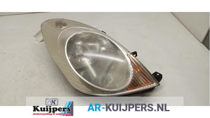 Używane Reflektor prawy Nissan Note (E11) 1.6 16V Cena € 34,00 Procedura marży oferowane przez Autorecycling Kuijpers