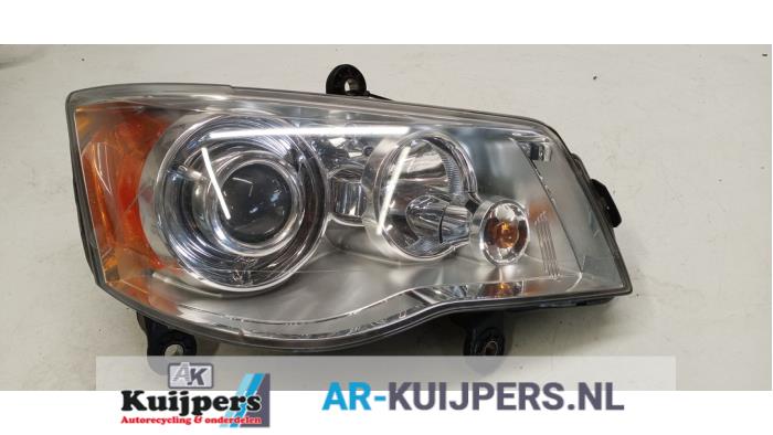Używane Reflektor prawy Chrysler Voyager/Grand Voyager (RT) 2.8 CRD 16V Grand Voyager Cena € 175,00 Procedura marży oferowane przez Autorecycling Kuijpers