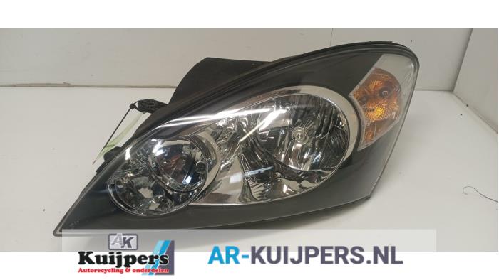 Używane Reflektor lewy Kia Pro cee'd (EDB3) 1.6 CVVT 16V Cena € 78,00 Procedura marży oferowane przez Autorecycling Kuijpers